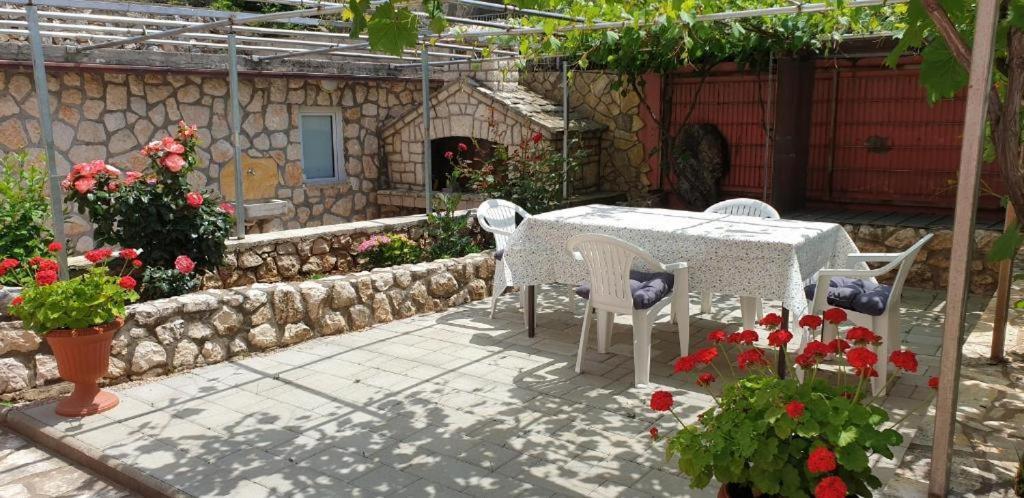 Apartments Roses Добринь Экстерьер фото