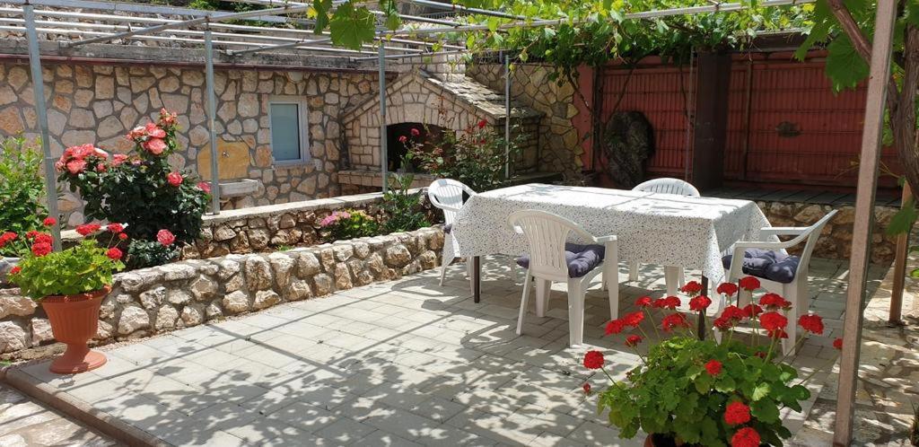 Apartments Roses Добринь Экстерьер фото
