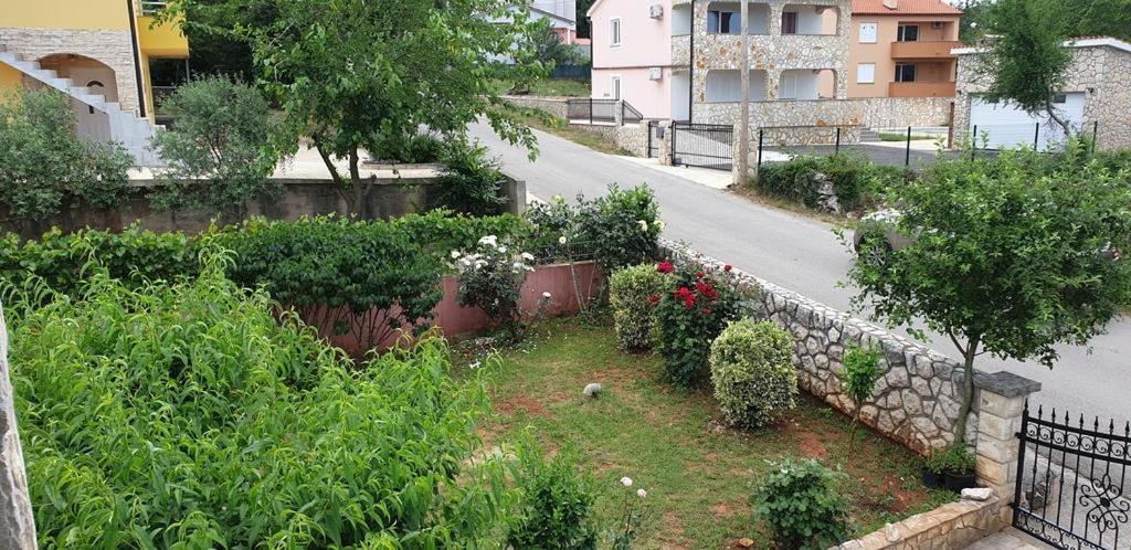 Apartments Roses Добринь Экстерьер фото
